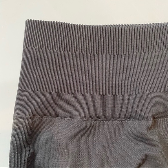 Lululemon seamless cropped compression leggings - Picture 3 of 4